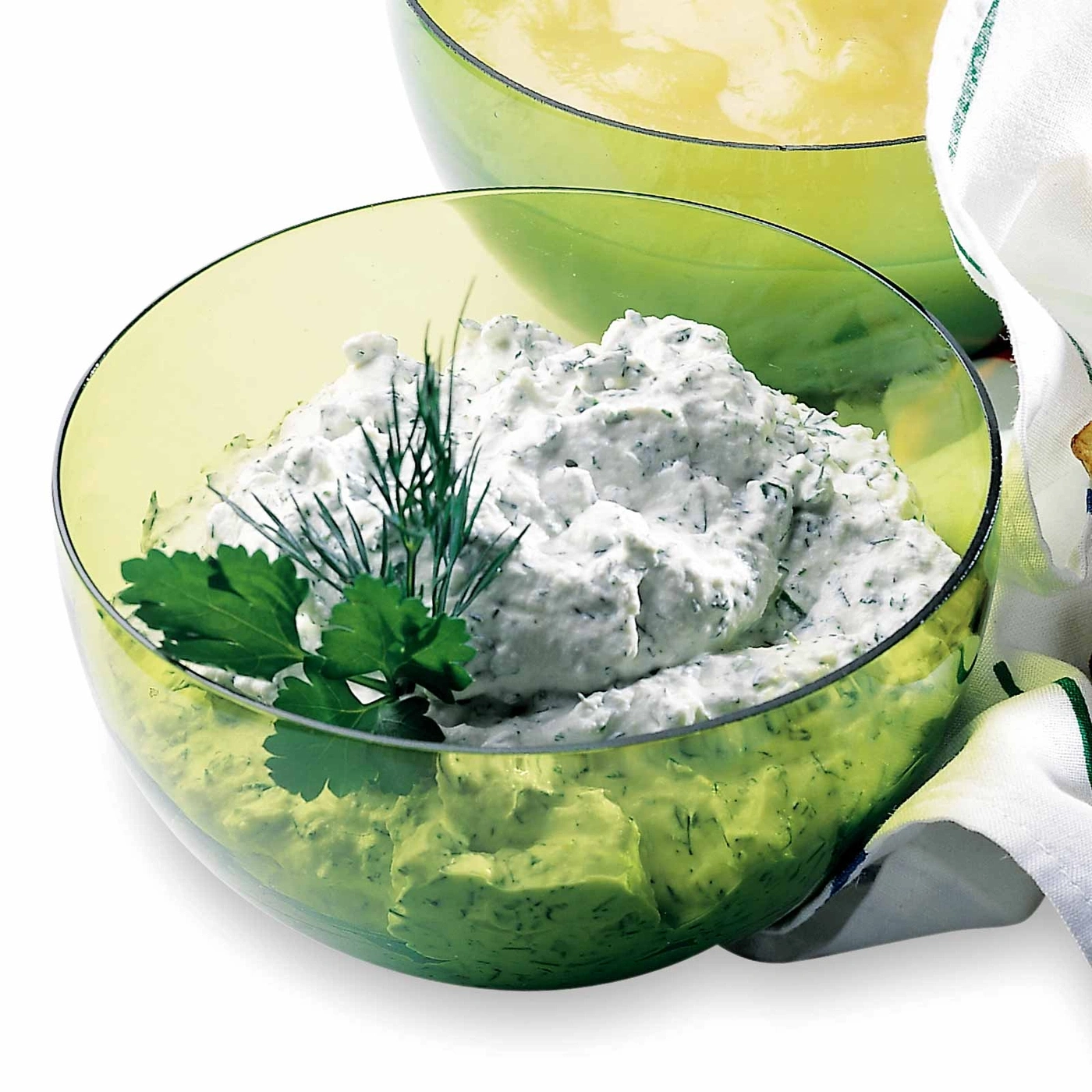 Schüssel mit Dip, Kräutern und Dill, in einer grünen Schüssel, Nahaufnahme