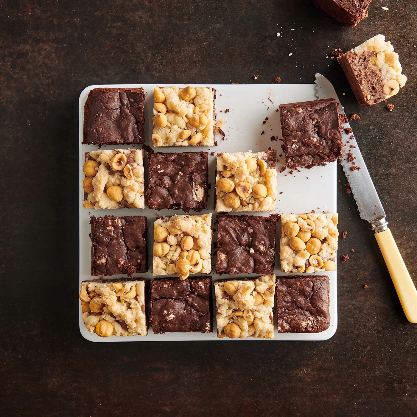 Schokoladen- und Nuss-Brownies auf einem weißen Tablett mit Messer