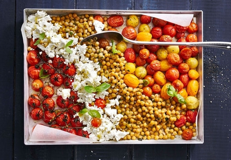 Gebratene Tomaten, Kichererbsen und Feta-Käse in einer Backform.