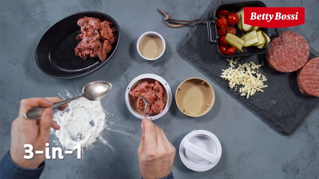 Ingrédients de burger, outil 3-en-1, Betty Bossi, fromage, tomates, cornichons, viande, farine.
