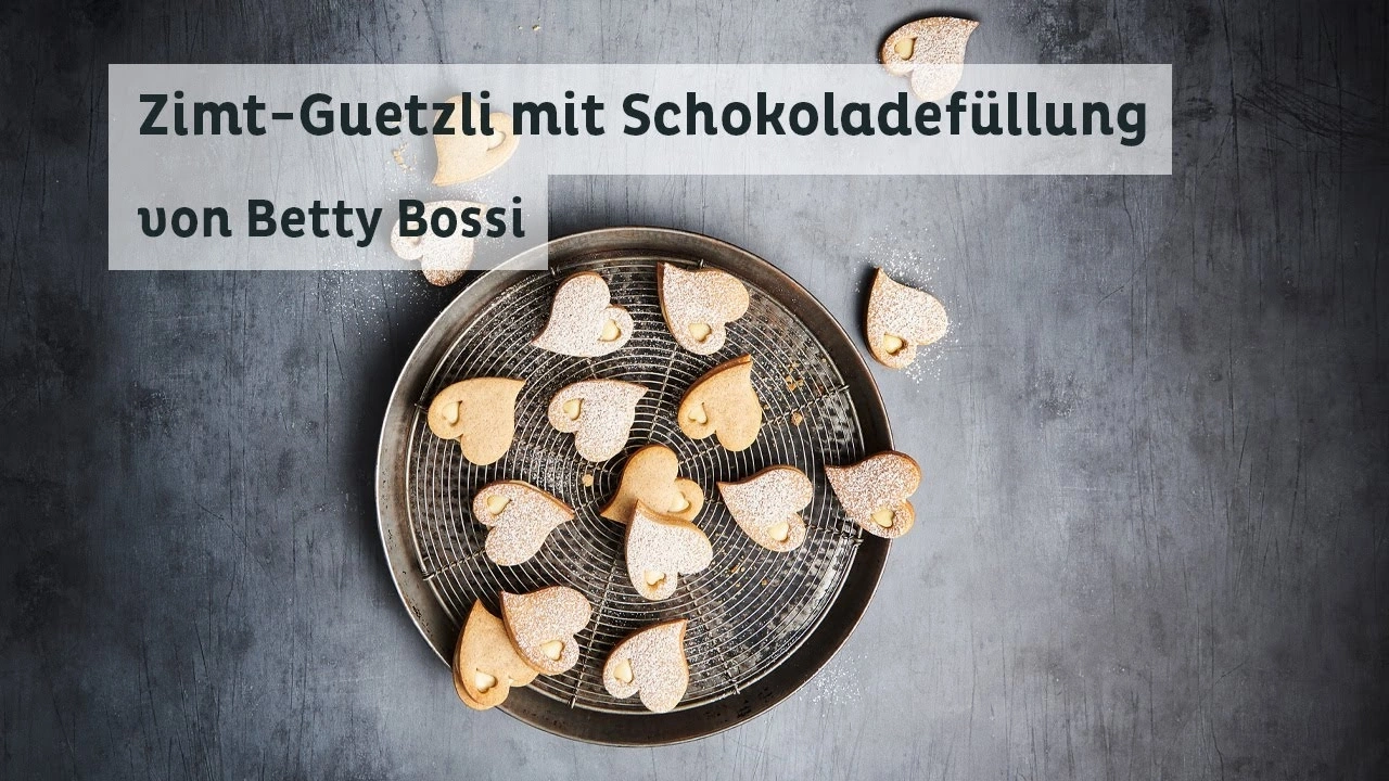 Zimt-Guetzli mit Schokoladenfüllung von Betty Bossi auf einem Tablett