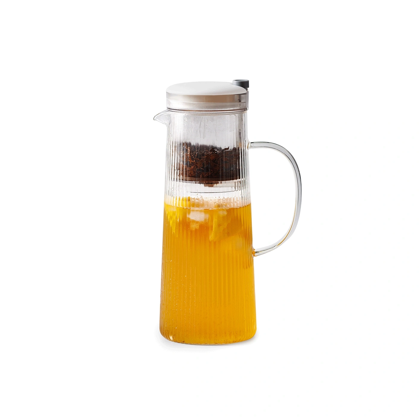 Ein Glas-Teekanne mit Tee und Zitrone, isoliert auf weißem Hintergrund.