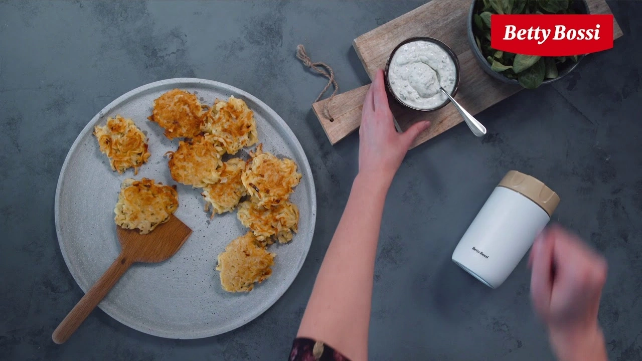 Kartoffelpuffer mit Dip und Salat, serviert von Betty Bossi