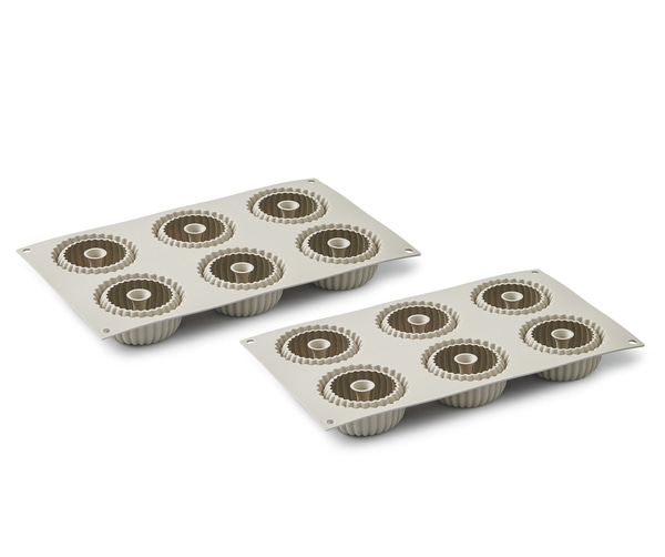 Zwei Backformen mit sechs Mulden für Kuchen, hellgrau, auf weißem Hintergrund.