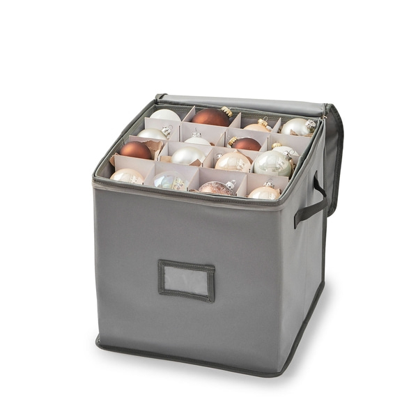 Boîte de rangement grise avec boules de Noël, ouverte, isolée sur blanc