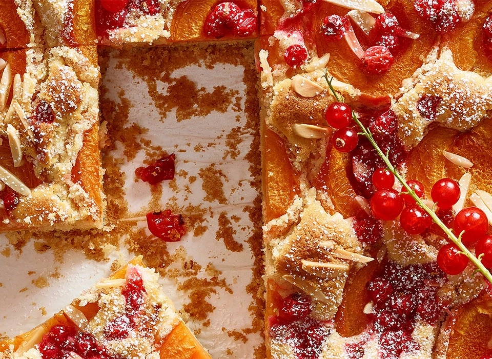 Kuchen mit Früchten und Mandeln, Nahaufnahme, lecker, köstlich, süß, gebacken, Dessert