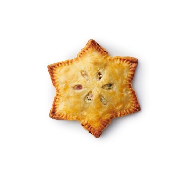 Sternförmige Pastete auf weißem Hintergrund, goldbraun gebacken, appetitlich