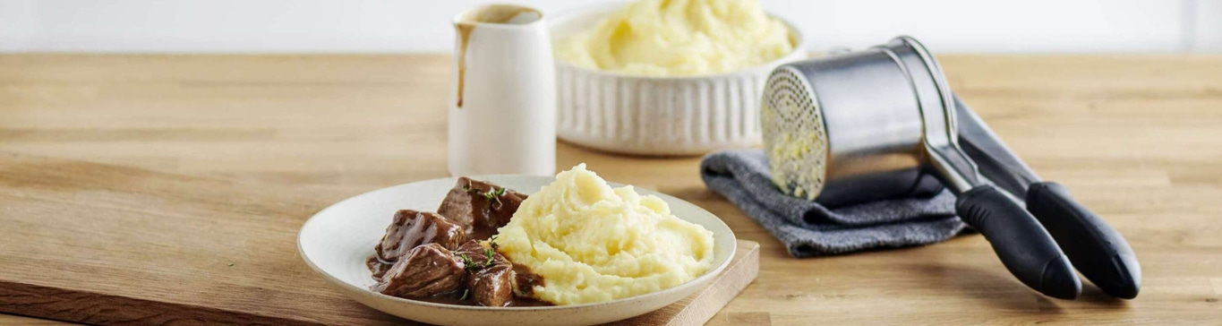Plat de viande et purée de pommes de terre, une cruche et de la purée de pommes de terre