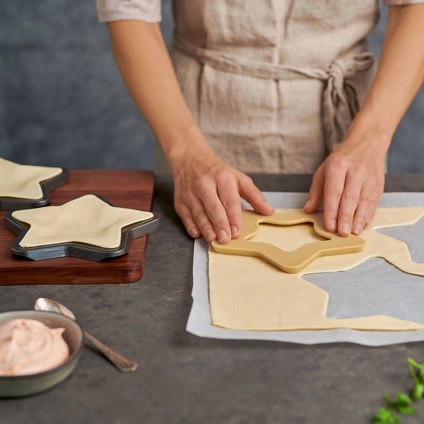 Personne coupe de la pâte en forme d'étoile. Cuisine, pâtisserie, nourriture, étoiles.