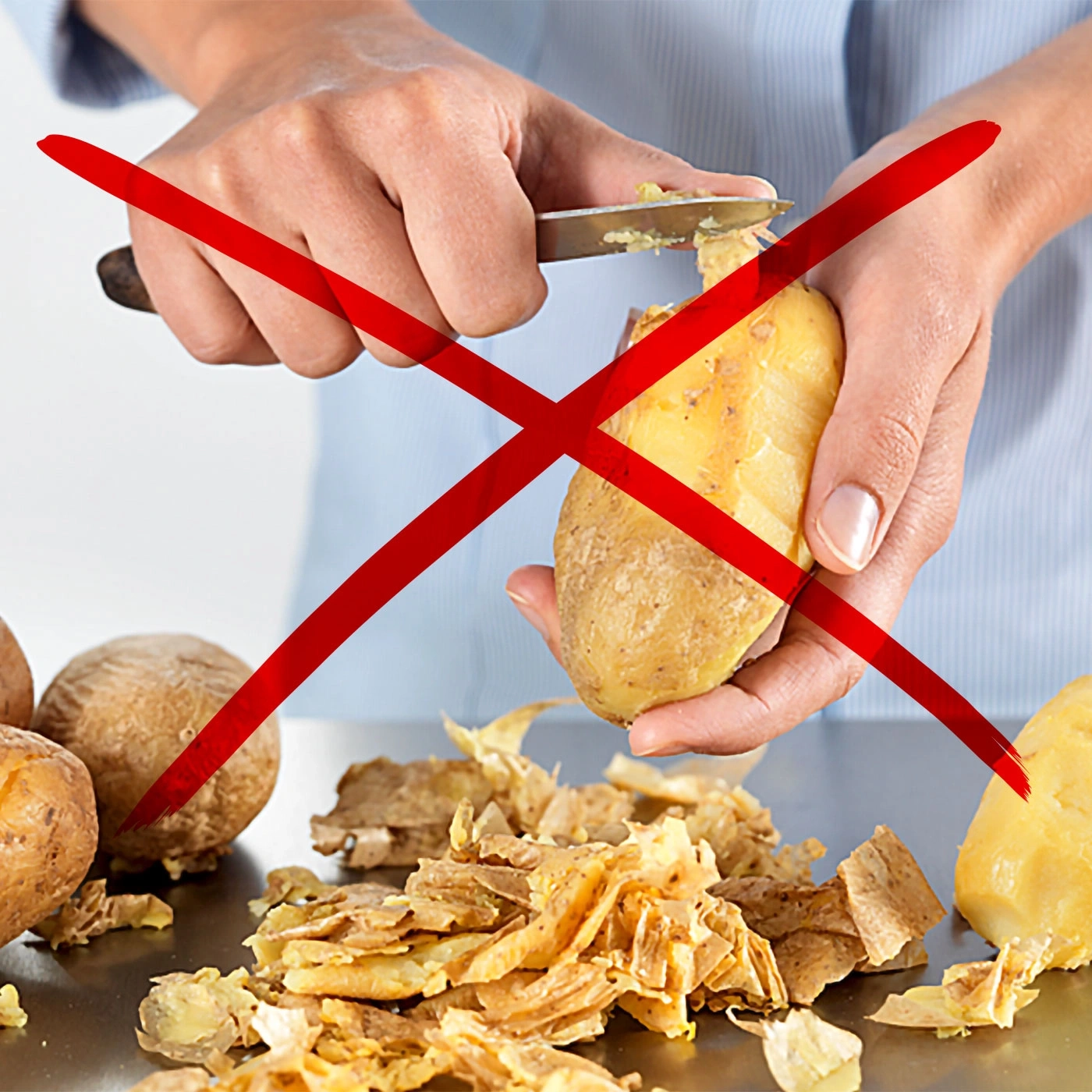 Person schält Kartoffeln, rotes X, nicht schälen, Kartoffelschalen, Messer, Hände