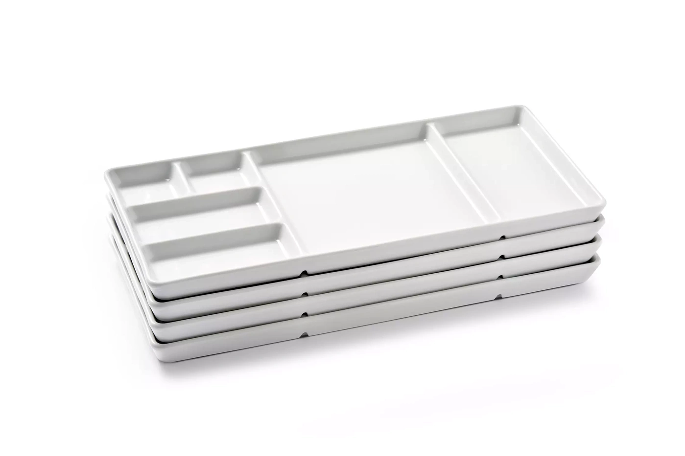 Pile d'assiettes de service blanches avec compartiments