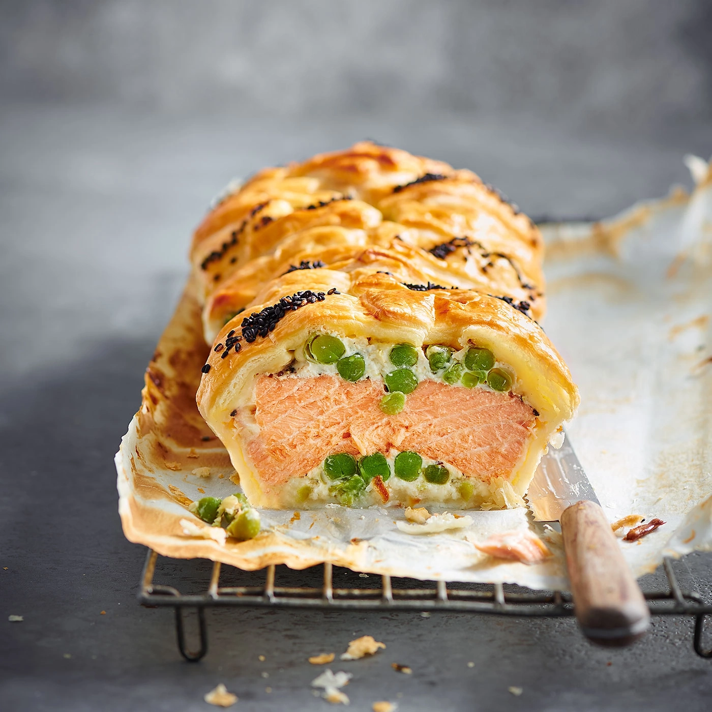 Lachs Wellington mit Erbsen, auf Backpapier und Gitter