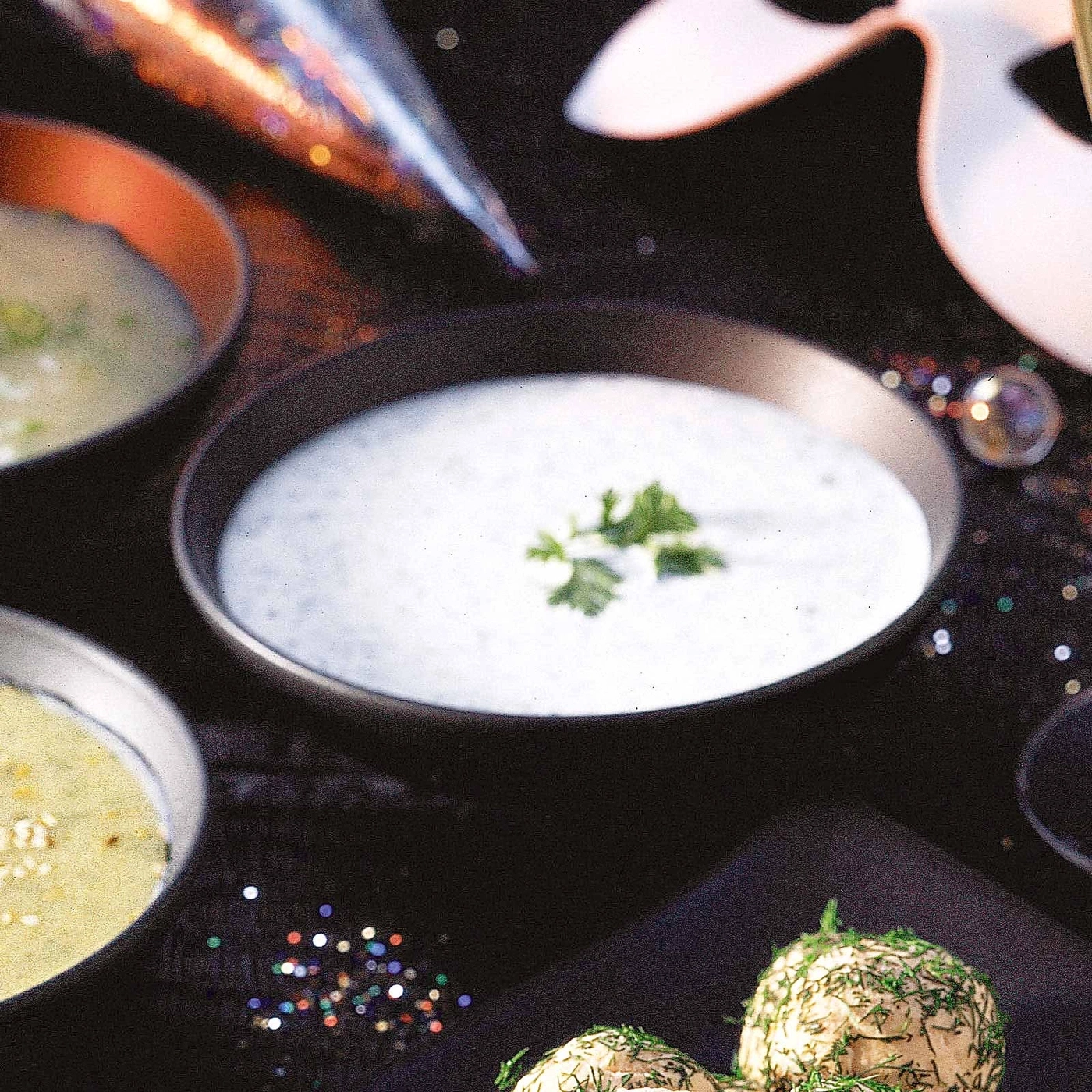 Suppe in Schalen, Kräuter, Essen, Schwarz, Festlichkeit, Nahaufnahme, köstlich, Mahlzeit, köstlich