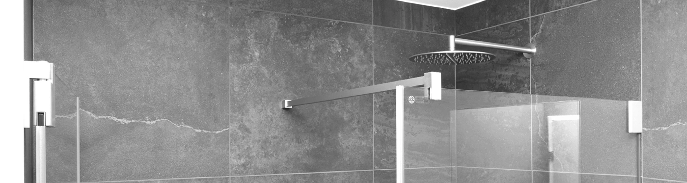 Cabine de douche avec carrelage gris et pomme de douche