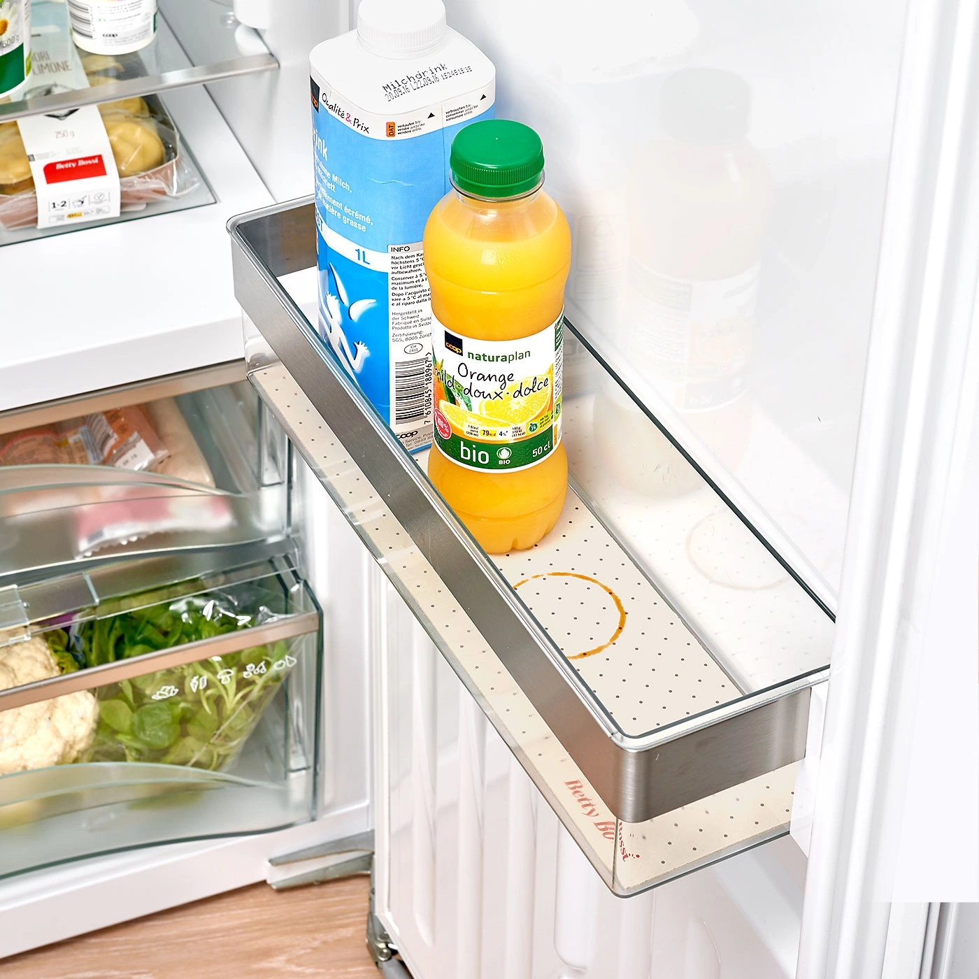Réfrigérateur avec jus d'orange, lait et légumes. Aliments dans le réfrigérateur.
