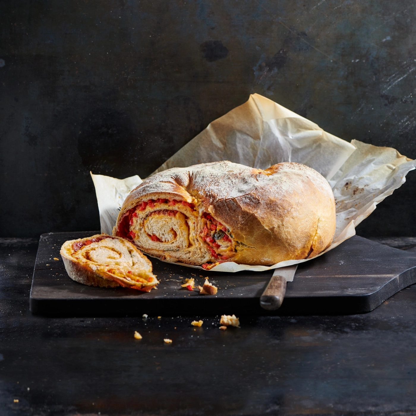 Brot mit Tomaten und Käse auf einem Holzbrett, rustikal