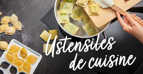 Raviolis en train de cuire dans une casserole. Ustensiles de cuisine et nourriture.