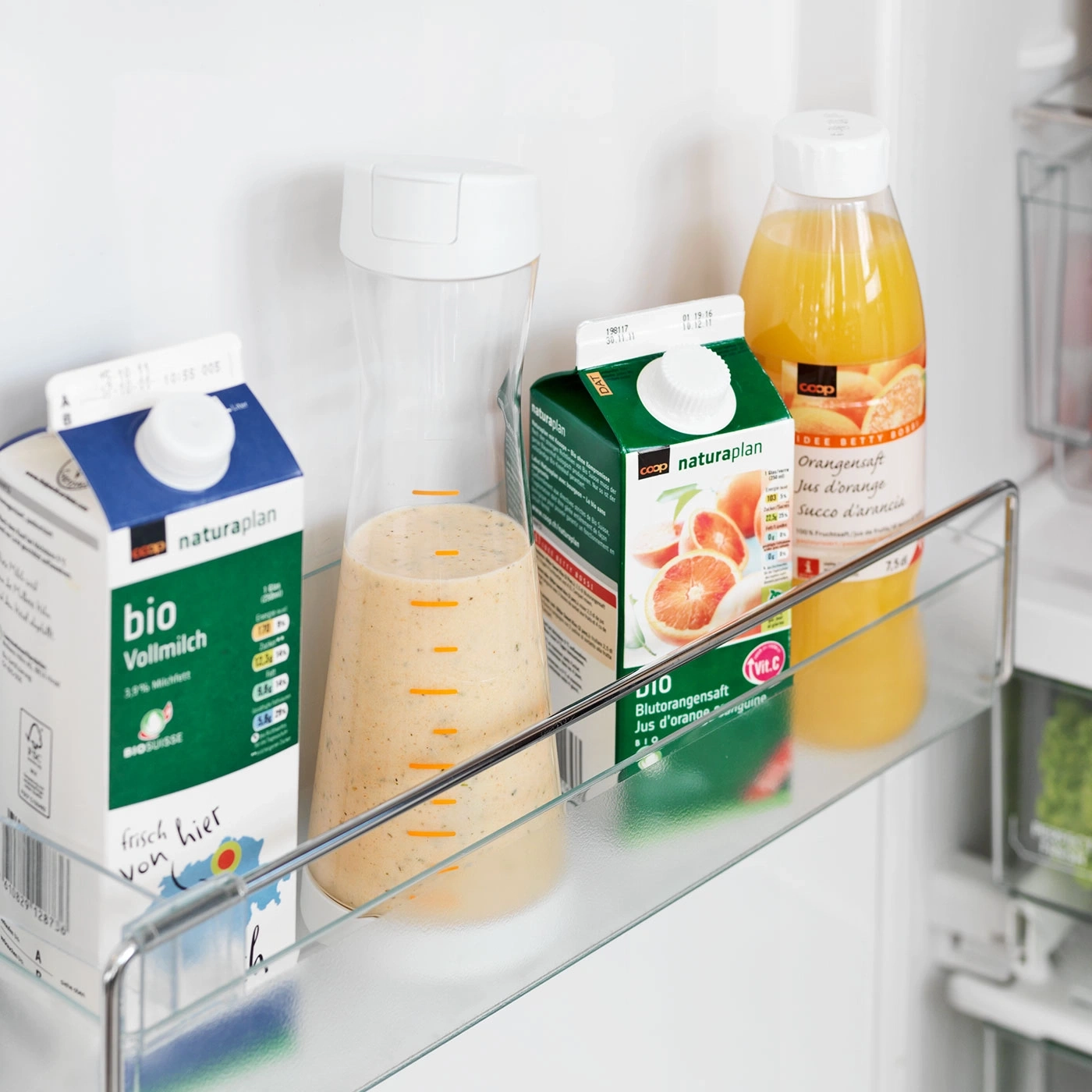 Kühlschrank mit Milch, Saft und Smoothie. Naturaplan-Produkte.