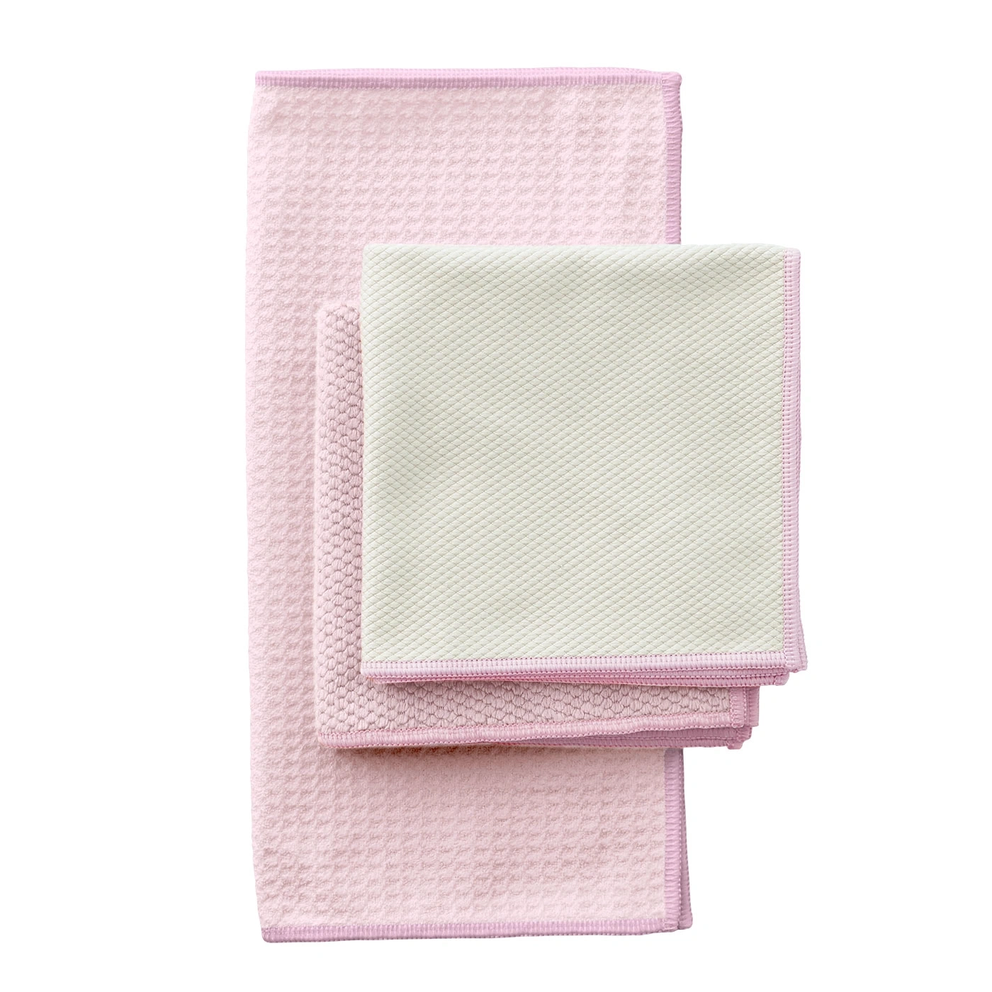 Serviettes roses empilées, texturées et bordées de rose, sur fond blanc.