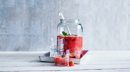 Boisson aux fraises avec de la menthe dans des verres et une cruche sur un plateau