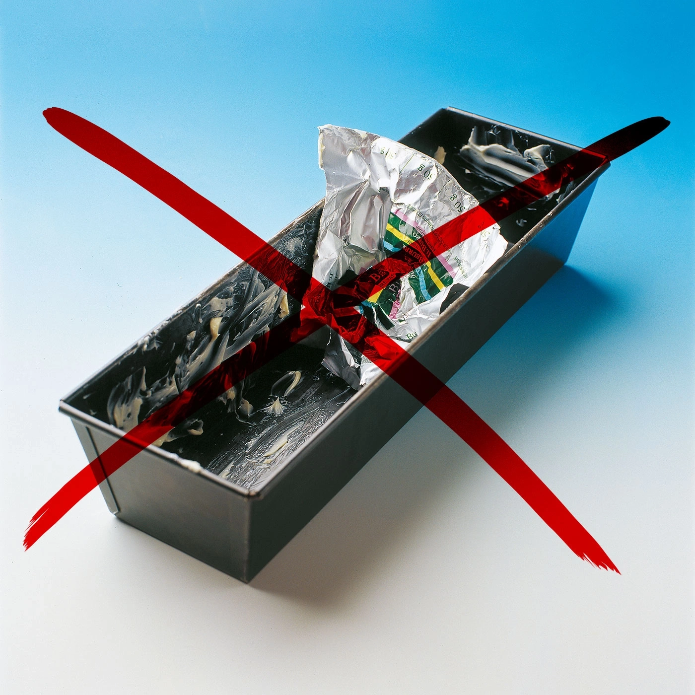 Moule à cake avec beurre et papier, barré, ne pas utiliser!