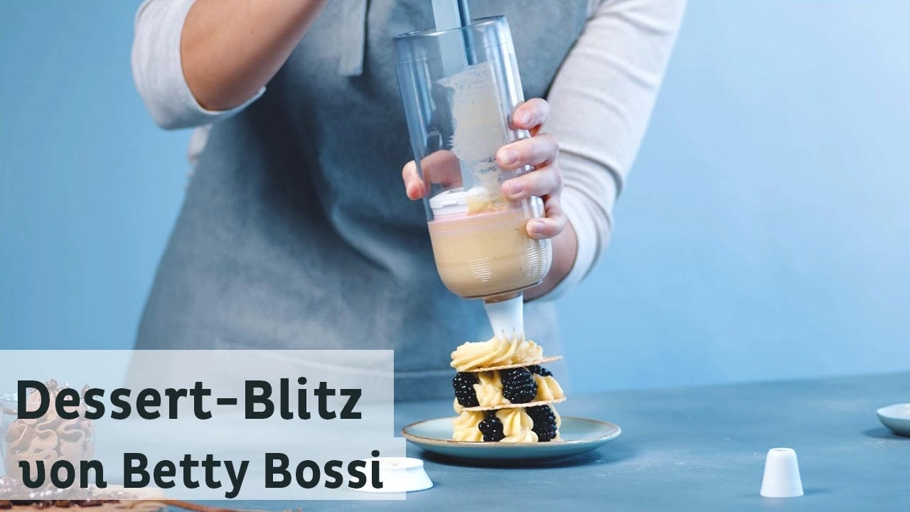 Dessert-Blitz von Betty Bossi, dessert aux baies et à la crème, fond bleu.