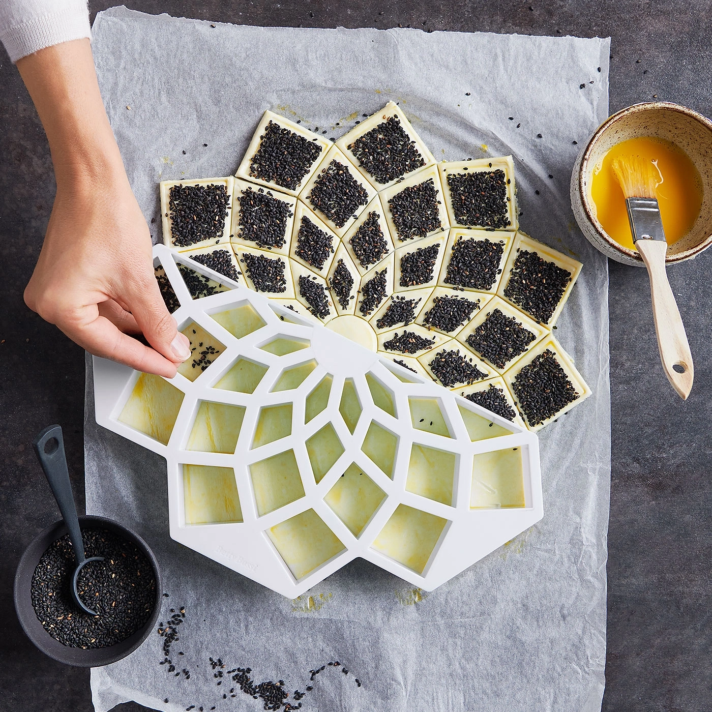Pâte feuilletée au sésame, moule, main, pinceau, bol, papier sulfurisé, cuisine, nourriture