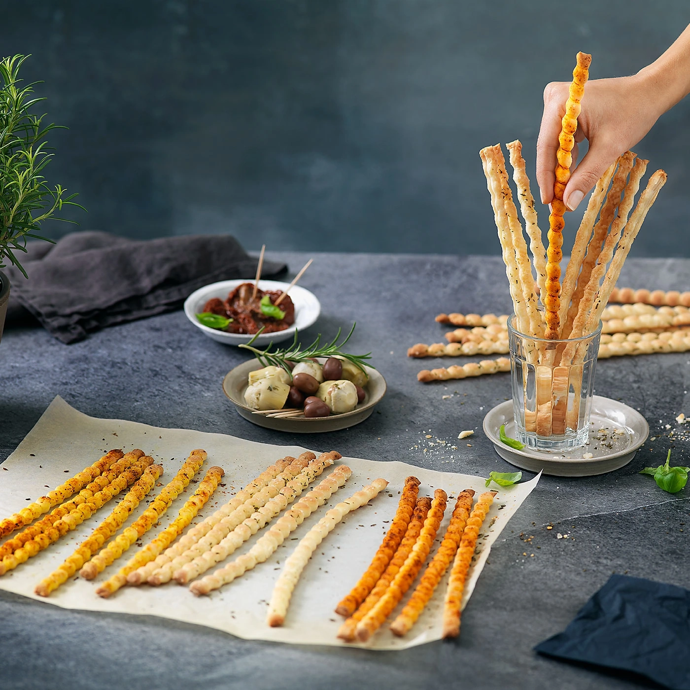 Köstliche Brotstangen mit Oliven und Artischocken auf einem Tisch