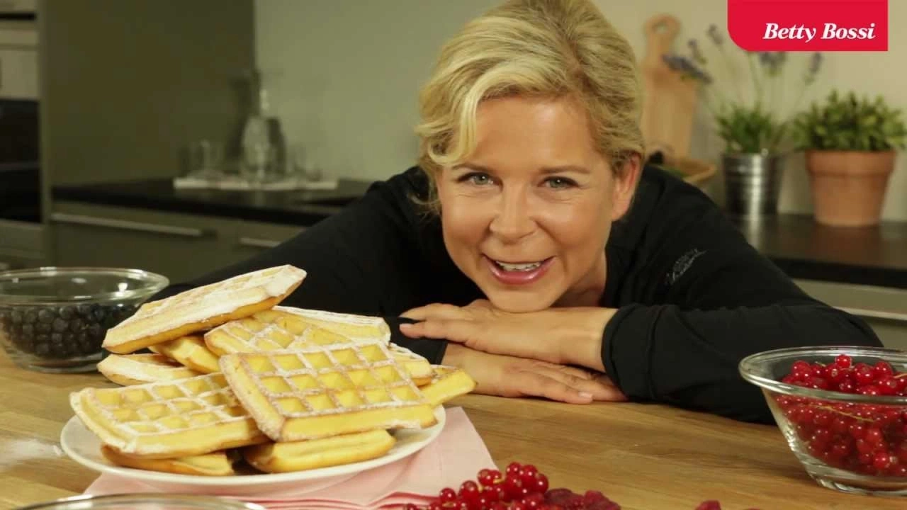 Frau mit Waffeln und Beeren, Betty Bossi Logo, Küche, Essen, Lächeln