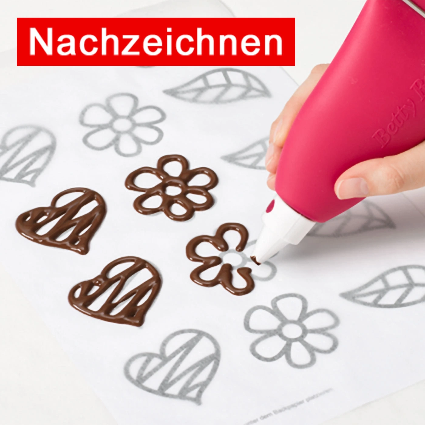 Chocolat dessinant des fleurs et des coeurs sur papier. Retracer.
