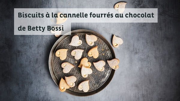 Biscuits en forme de cœur fourrés au chocolat, de Betty Bossi, sur un plateau