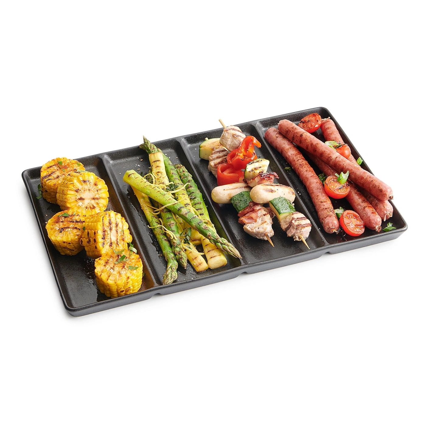 Gegrilltes Essen auf einer schwarzen Platte: Mais, Spieße, Würstchen, Gemüse, Tomaten.