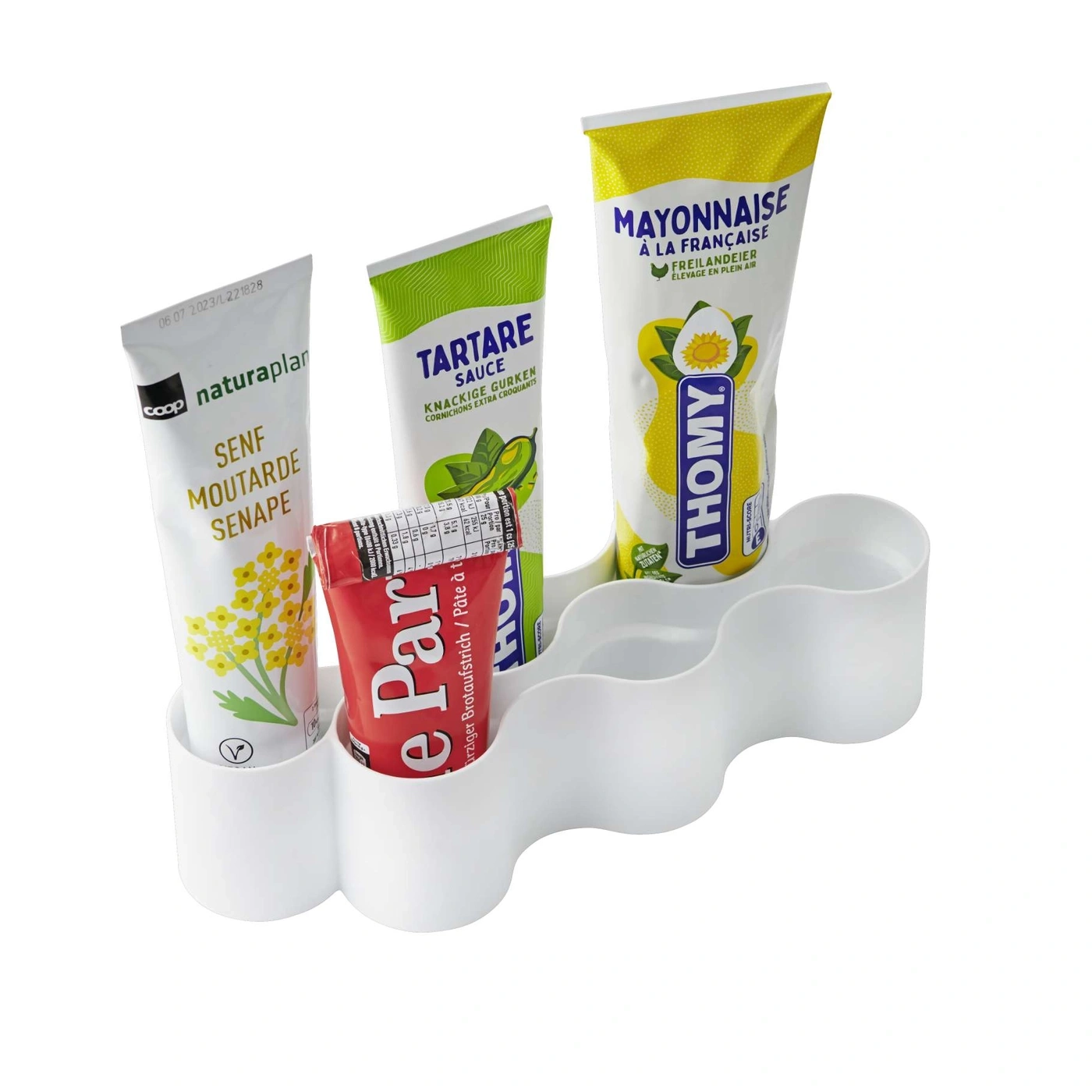 Moutarde, sauce tartare, mayonnaise et pâte à tartiner dans un support blanc.