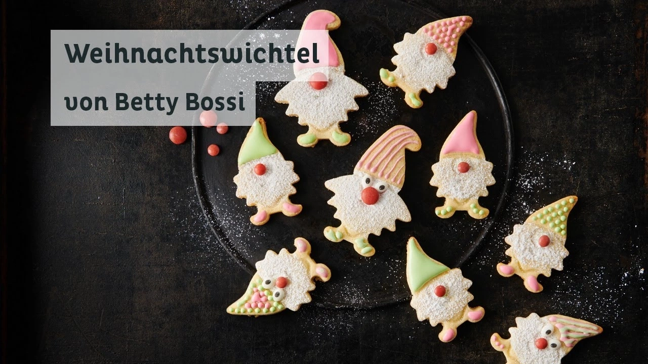 Weihnachtswichtel-Kekse von Betty Bossi auf einem dunklen Teller, dekoriert