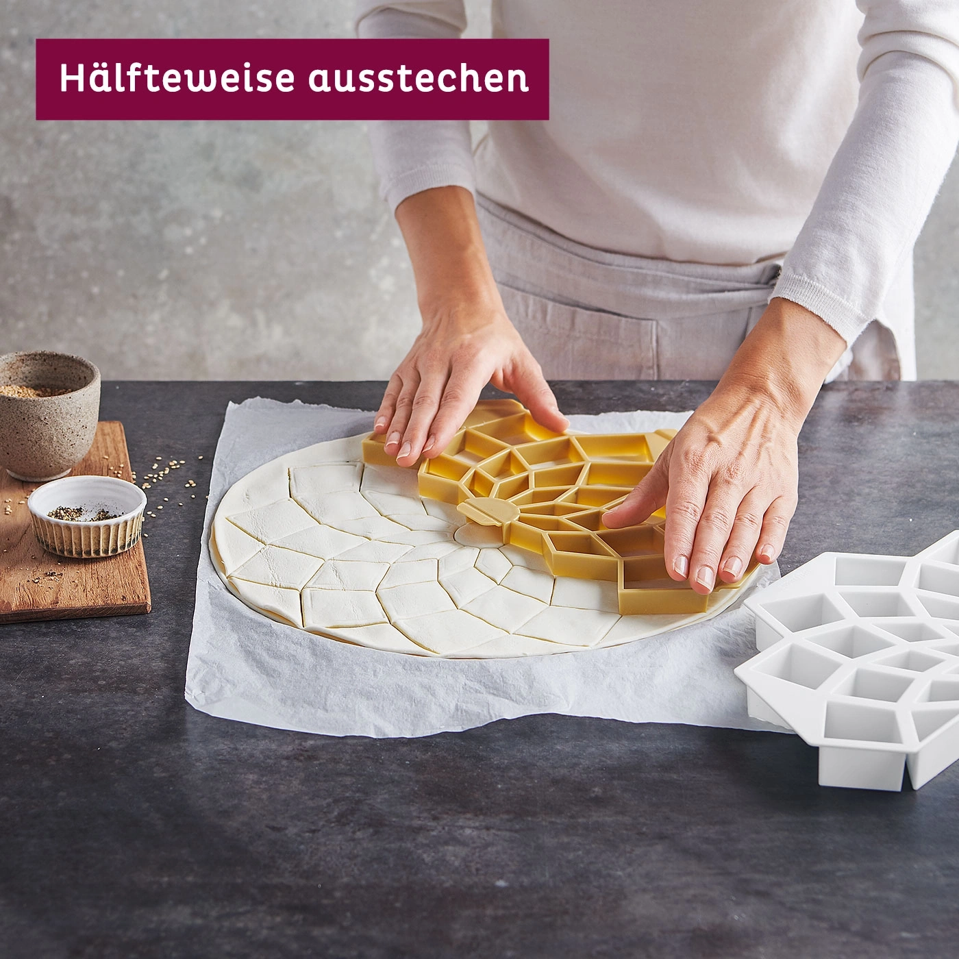 Une personne coupe de la pâte avec un outil spécial. Cuisine, pâtisserie, nourriture, artisanat.