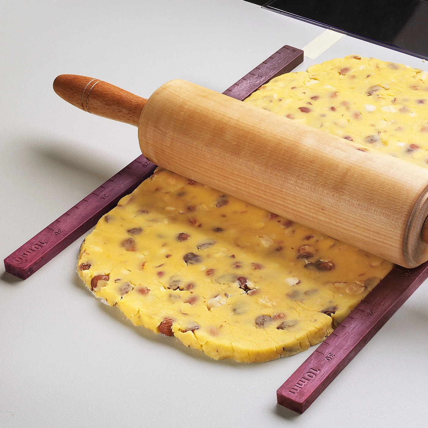 Pâte étalée avec un rouleau à pâtisserie pour contrôler l'épaisseur.