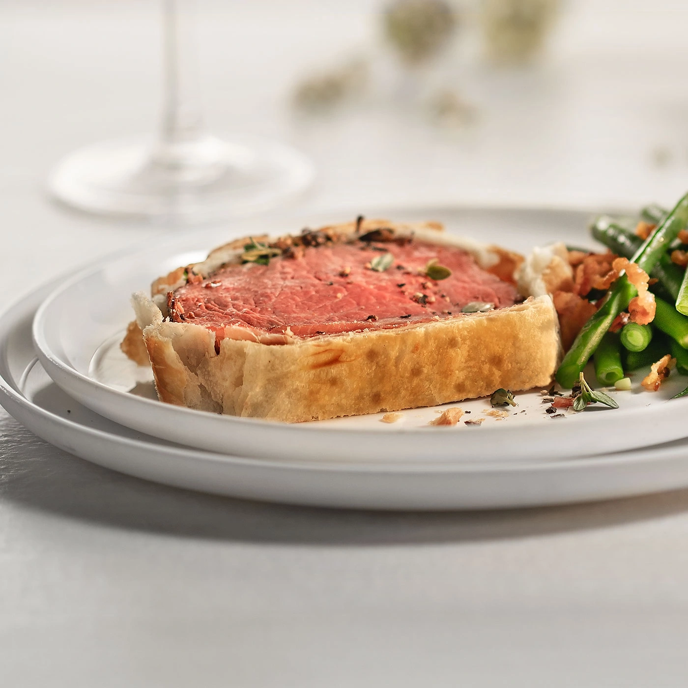 Rindfleisch Wellington mit grünen Bohnen auf einem Teller, Nahaufnahme