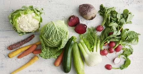 Assortiment de légumes : chou-fleur, chou, carottes, courgettes, radis, betteraves, fenouil.