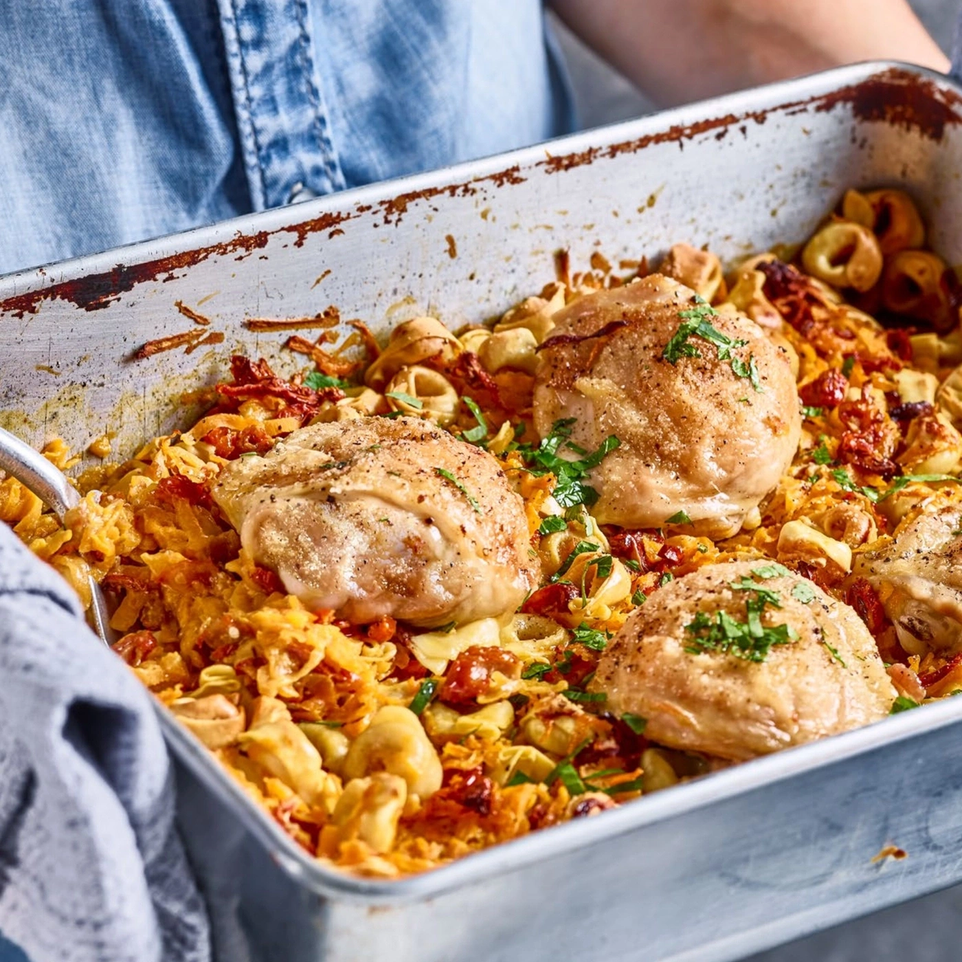 Gebratenes Hähnchen mit Pasta und Gemüse in einer Auflaufform