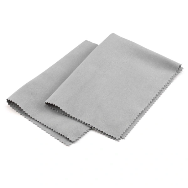 Deux chiffons en microfibre gris posés sur un fond blanc.