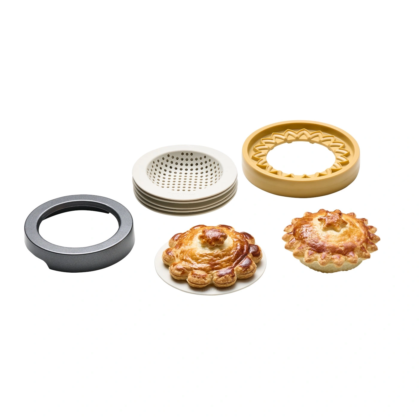 Outils de pâtisserie et deux tartes sur fond blanc, gros plan