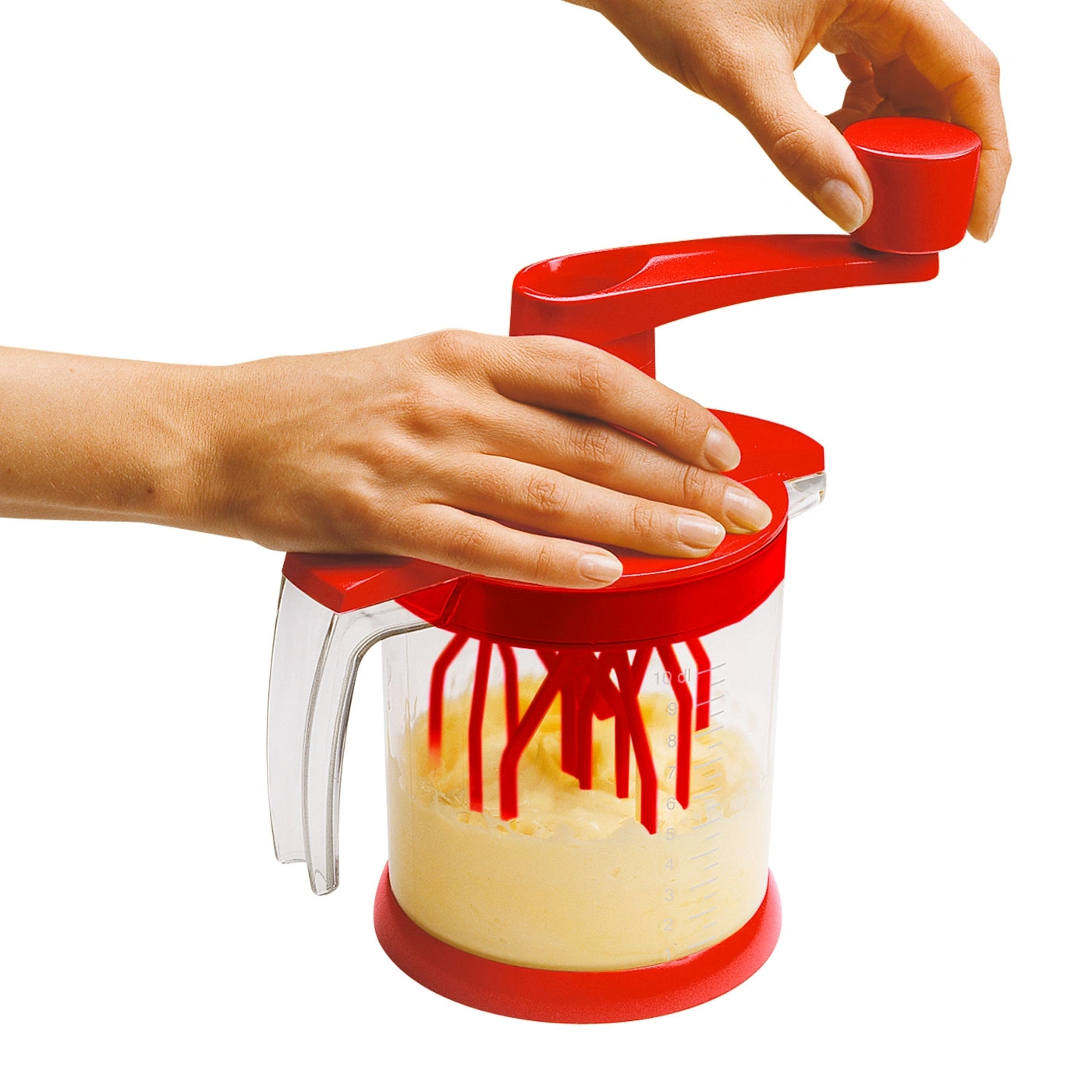 Rote Küchenmaschine mit Handkurbel und gelbem Teig, von Händen gehalten.