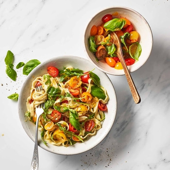 Tagliatelles et sauce de tomates cerises crues