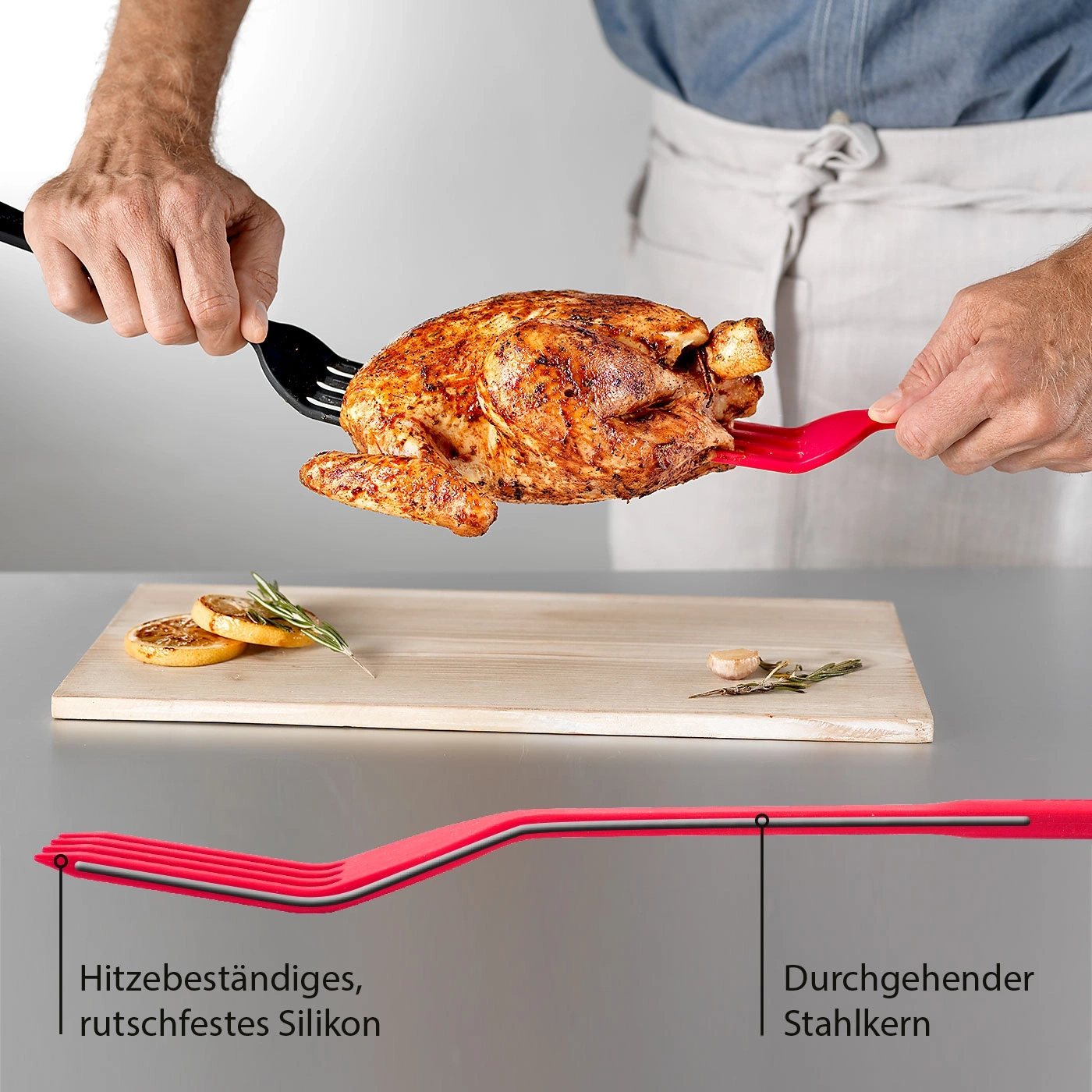 Gebratene Hähnchen wird mit roten und schwarzen Gabeln gehalten.