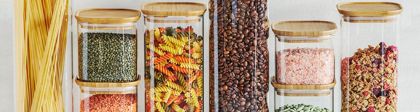 Gläser mit Lebensmitteln: Nudeln, Linsen, Kaffee, Salz, Müsli, Pasta.
