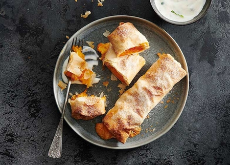 Délicieuse pâtisserie sur une assiette avec sauce et fourchette, gros plan.