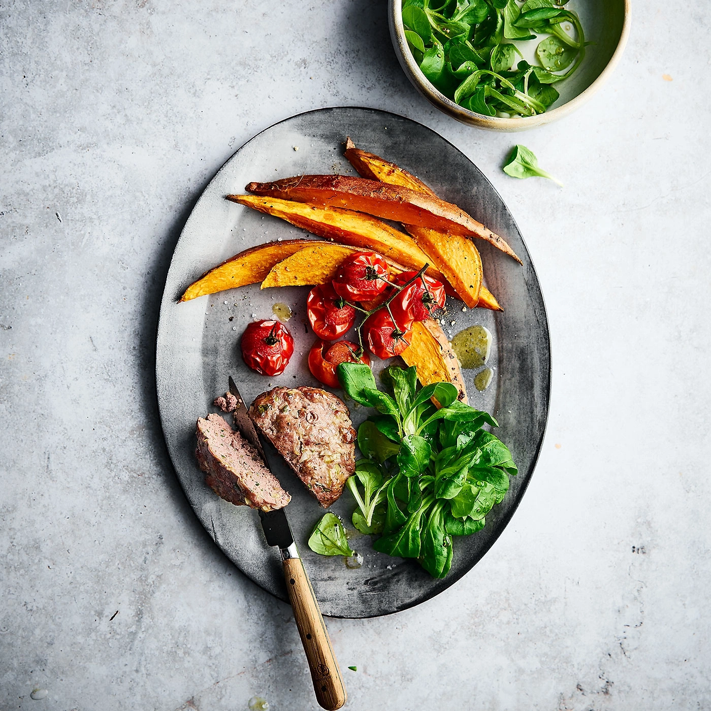 Plat avec patates douces, tomates, salade et viande, vue aérienne