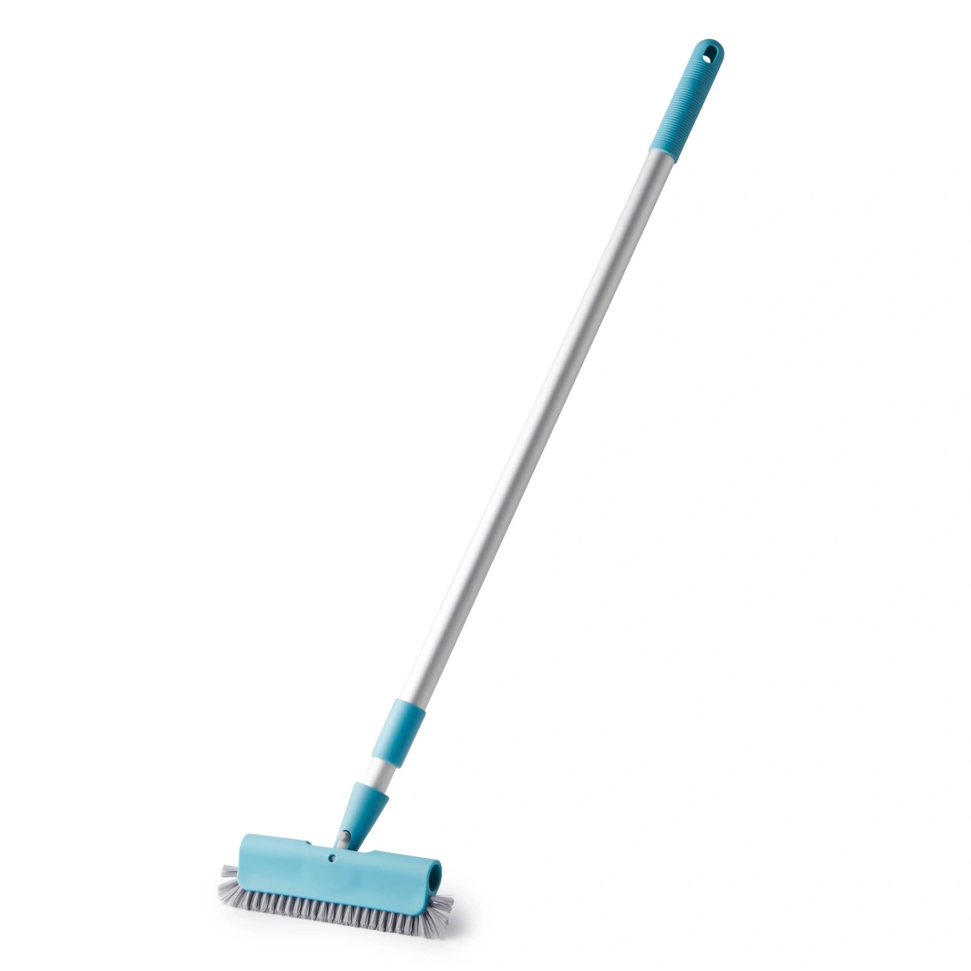 Tête de brosse de nettoyage bleue avec long manche argenté, isolée sur blanc