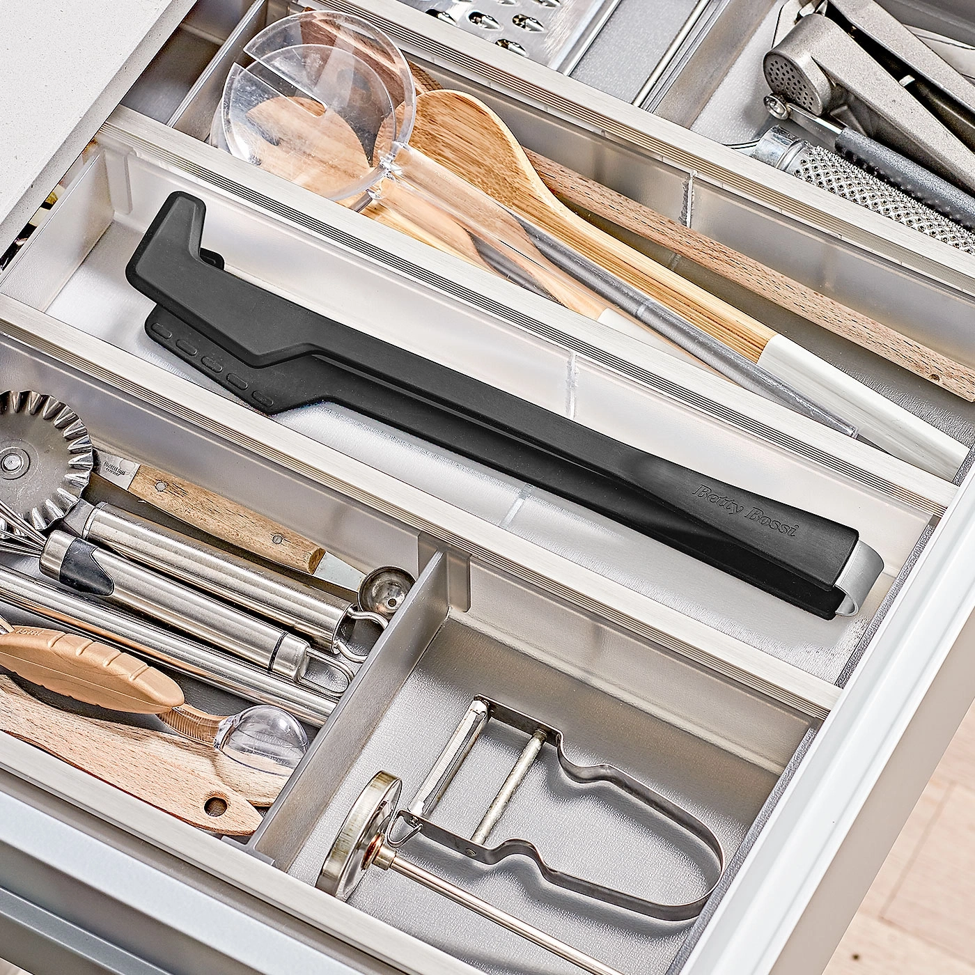 Tiroir de cuisine avec ustensiles de cuisine, cuillères, spatules, accessoires de cuisine, organisation