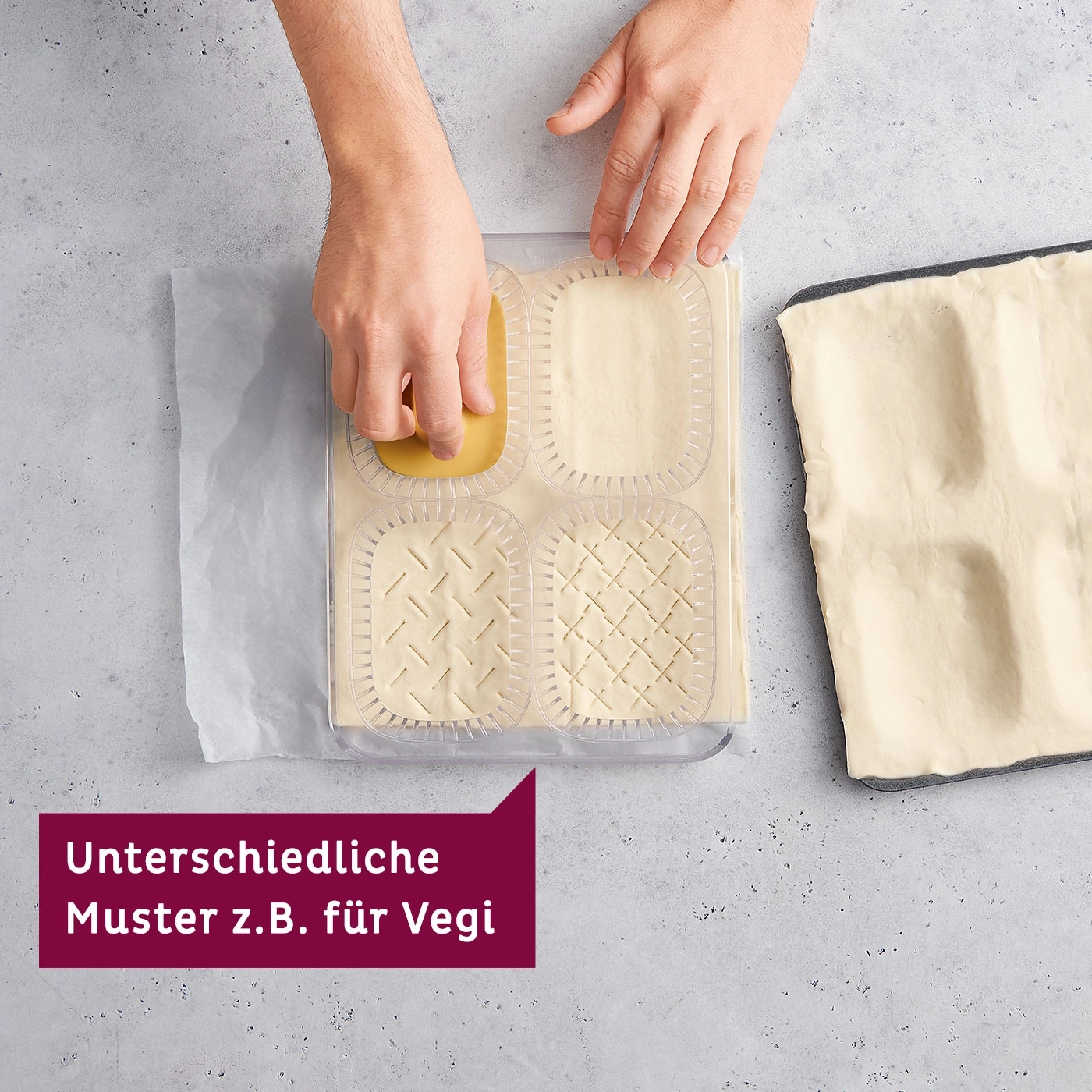 Mains façonnant la pâte avec des motifs pour Vegi sur fond gris.